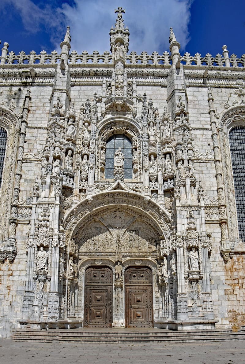 Facciata del Palácio Nacional de Mafra con la cupola centrale della basilica, le due torri campanarie e il fronte in marmo rosa di 220 metri.